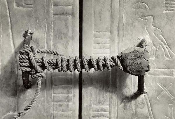 6. Tutankhamun'un mezarını kitli tutan, hiç dokunulmamış mühür, 1922.