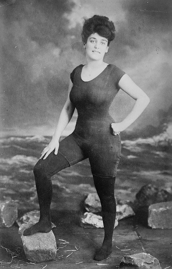 17. Kadın haklarını savunmak için yaptığı eylemde dar kesim kadın mayosu giyen Annette Kellerman, ahlaksızlık suçundan tutuklanmıştır, 1907.