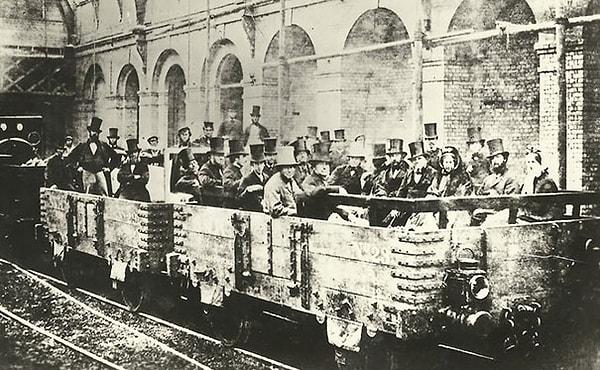 23. İlk yeraltı treni yolculuğu, 1862.