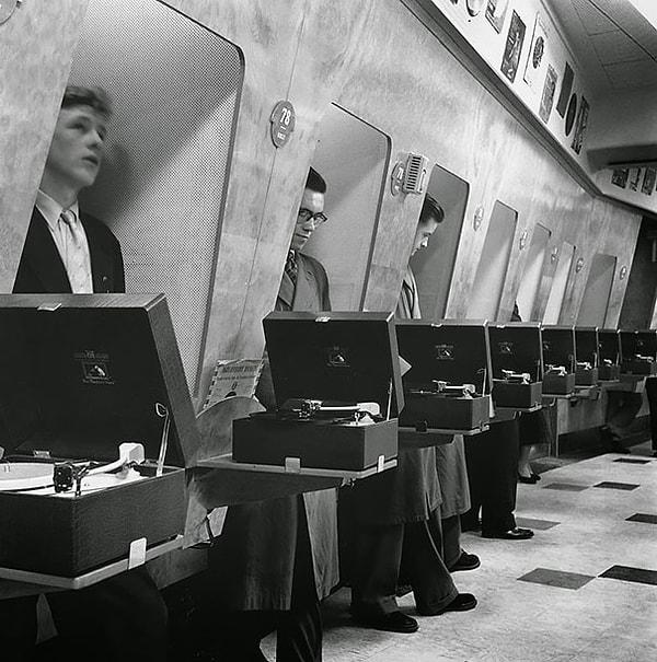 26. Londra'da bir müzik mağazasındaki müşteriler, 1955.
