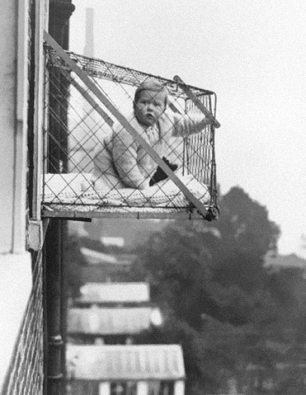 27. Apartmanda yaşayan bebeklerin yeterince ışık ve temiz hava alması için yapılmış kafesler, 1937.