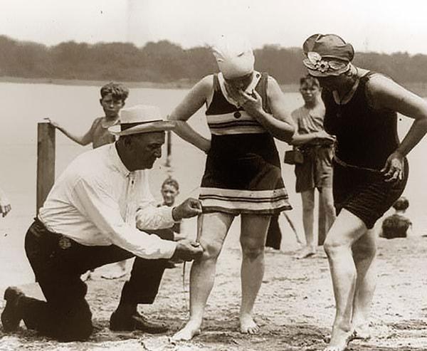 28. Plajda kadınların mayo boyları ölçülürken, 1920'ler.