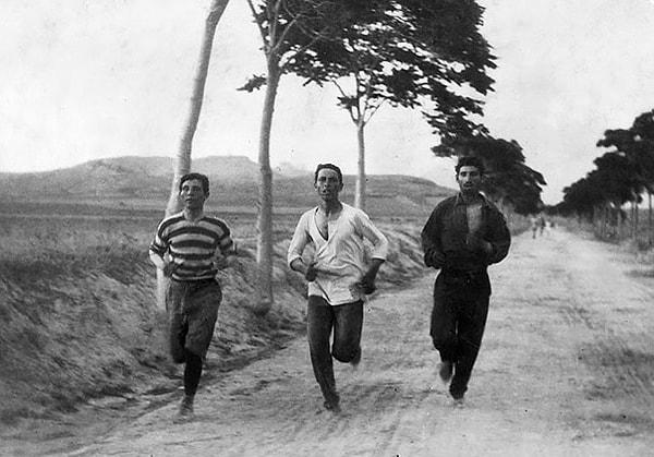 29. Düzenlenen ilk modern olimpiyatta, maratonda koşan üç adam, 1896.