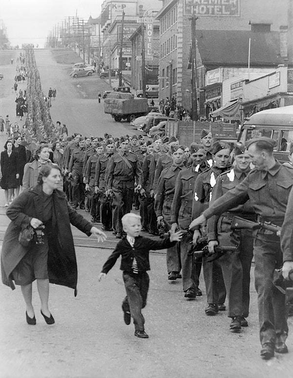 30. Babasının onu da yanında götürmesi için peşinden koşan çocuk, 1940.