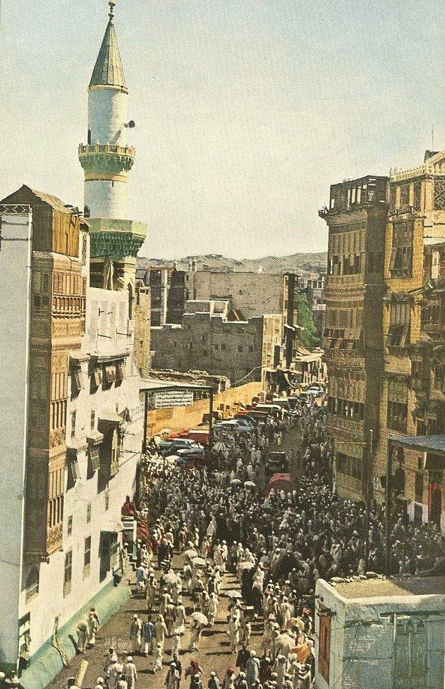 6. Mekke'nin işlek bir sokağı. Osmanlı döneminden kalma bir minare de fotoğrafta görünmekte.