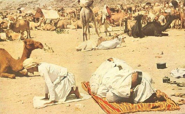 21. Çölde develerinin yanında namaz kılanlar