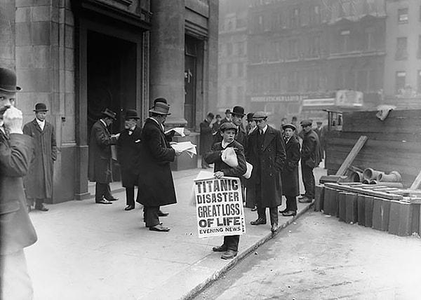 37. Manşetlerinde Titanik'in gece saatlerindeki batışını konu alan gazeteyi satan çocuk, 1912.