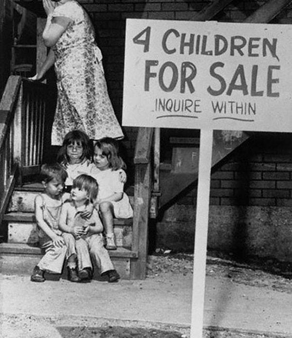 38. Çocuklarını satarken yakaladığı için utançtan yüzünü saklamaya çalışan anne, 1948.