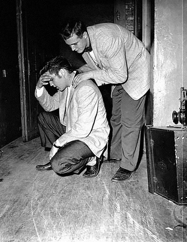 42. Elvis Presley sahne arkasındayken, 1956.