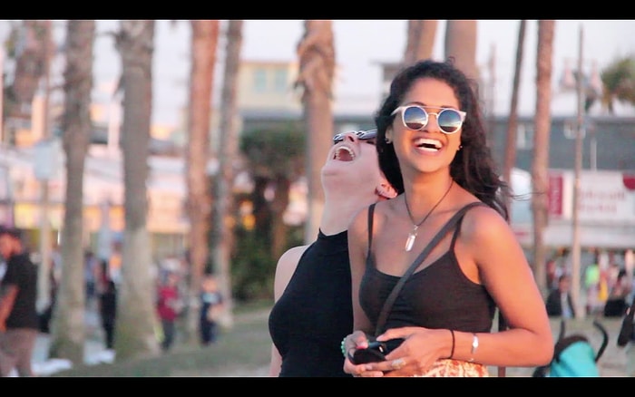 Sokakta Kadınların Göğüslerine Nasıl İltifat Edilir?