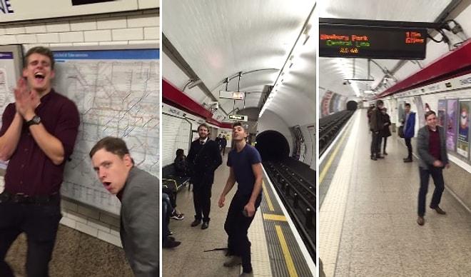 Londra Metrosunda Hayali Masa Tenisi Oynayan İki Kafadar