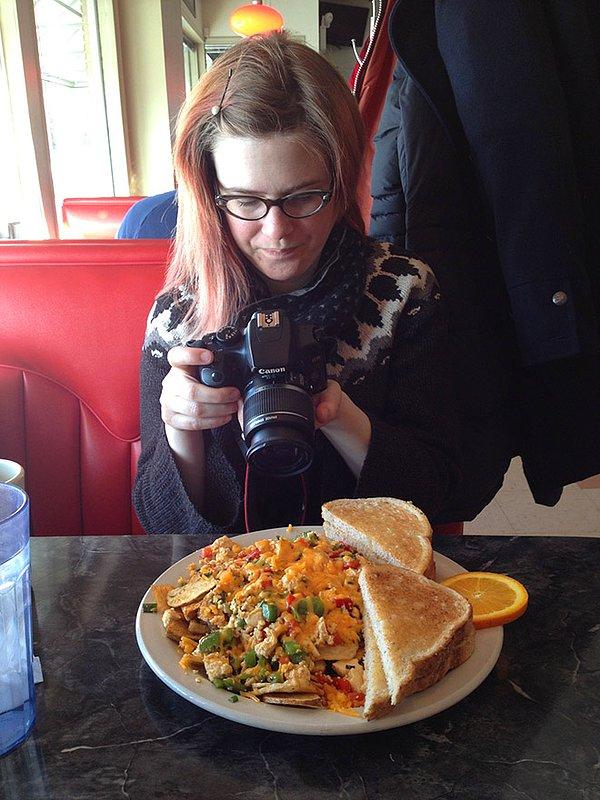 9. "Yemek fotoğrafını telefonla çekmek çok banal bence"