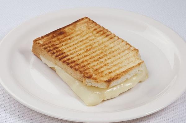 3. Şöyle bir tost yapsak, içine de Pecorino peyniri koysak. Ya da durun çift Pecorino’lu olsun.  Yer mi?