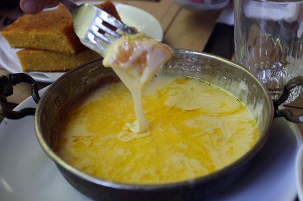 6. Elin İsviçrelisi Raclette peynirini eritip yer. Bu peyniri bi’ Karadenizli’ye verip muhlama yapmasını isterseniz kavga çıkar.