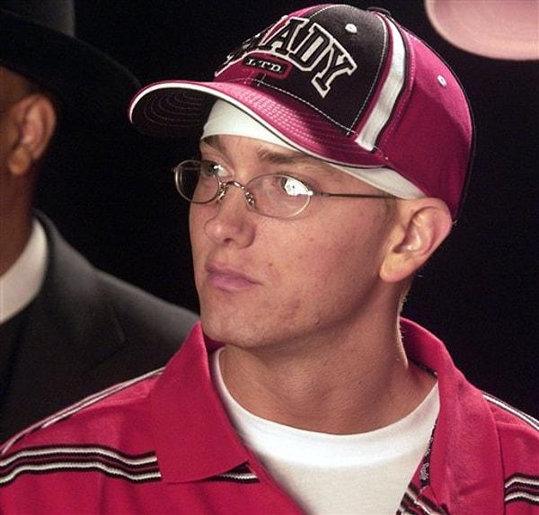 9. Eminem aslında hipermetrop olduğu için gözlük takar.