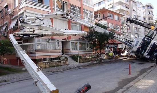 Kadıköy'de Bir Binanın Üzerine Vinç Devrildi