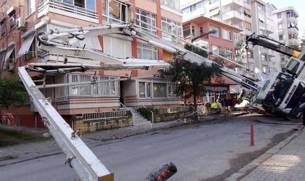 Kadıköy'de Bir Binanın Üzerine Vinç Devrildi