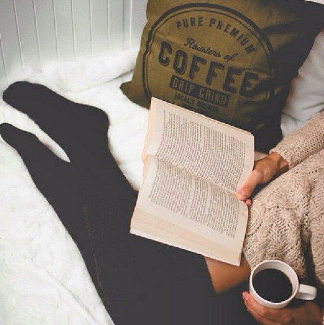 10. Bütün günü kahve ve kitabınızla, yatağınızda geçirmek istersiniz