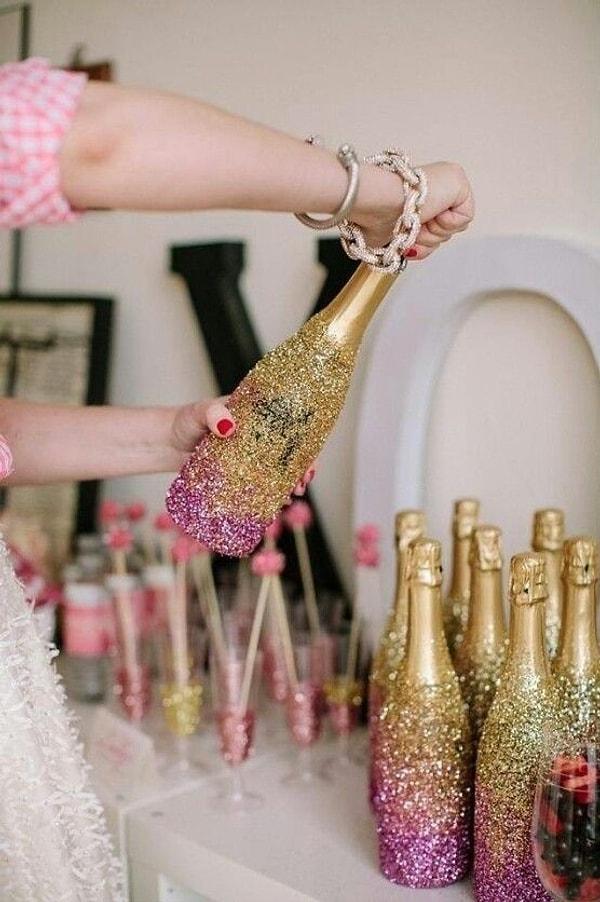 7. Sofranızda şampanyaya da yer ayıracaksanız, onları simlerle süslemeye ne dersiniz?