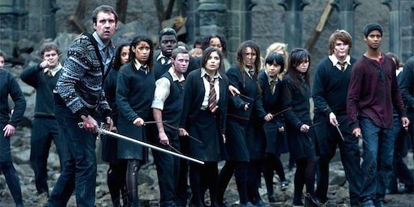 Bonus 1 - Harry, Voldemort ile savaşa giderken okuldan adam toplar cümlesine dalardı.