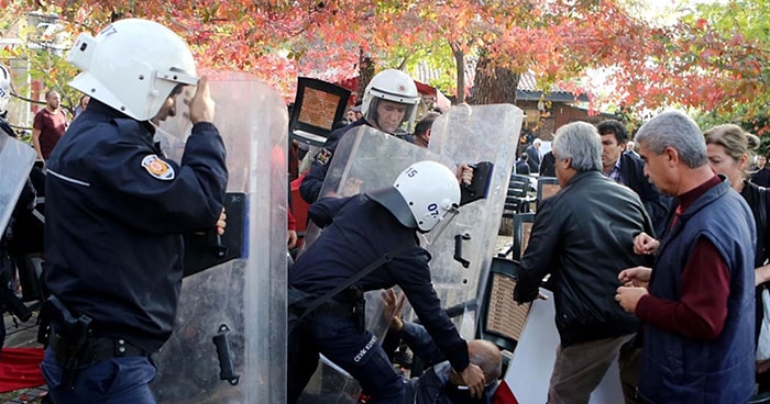 Sanatçı Derneğine Biber Gazlı Tahliye