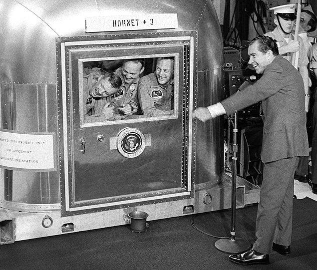 8. 1969’da ay’dan dönen Apollo 11 astronotları bir Airstream içerisinde karantina altına alındılar.
