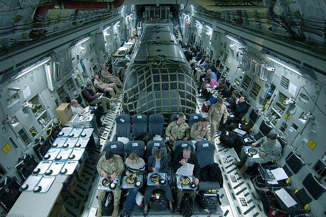 9. Amerikan Hava Kuvvetleri, üst düzey görevlilerini konfor ve gizlilik içerisinde taşımak amacıyla kargo uçaklarının içine Airstream Karavan yerleştirmektedir.