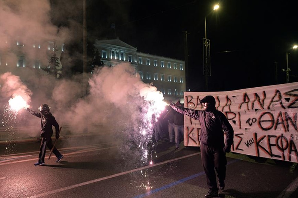 Atina, Alexis'in Arkadaşı Nikos Romanos İçin Ayakta