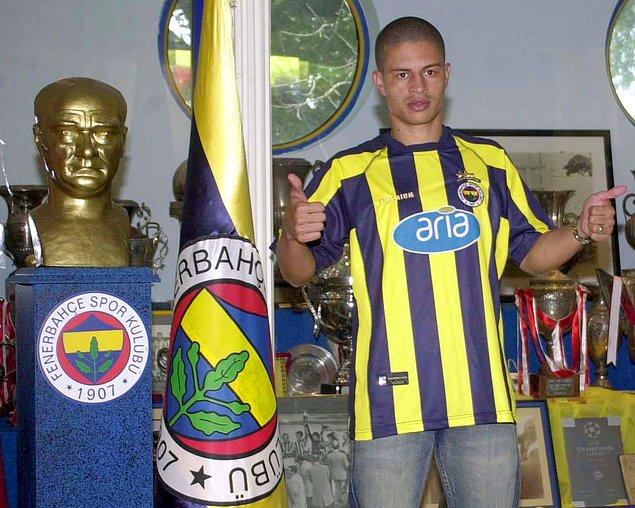 3. Geldiği günden itibaren taraftarın sevgilisi haline gelen sambacı Fenerbahçe'de harikalar yarattı ve taraflı tarafsız herkesi kendisine hayran bıraktı.