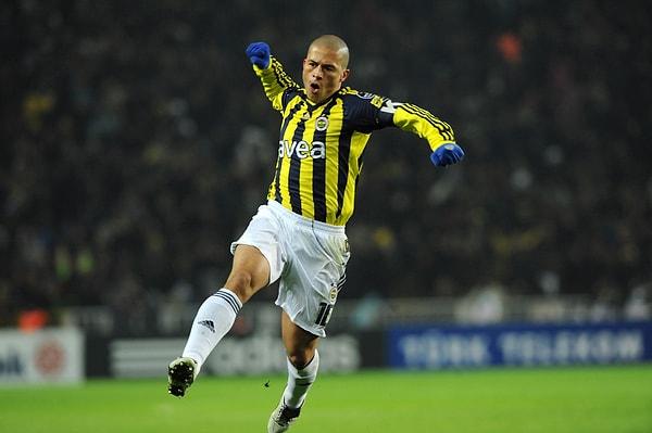 5. Fenerbahçe'nin lig tarihinde en çok gol atan yabancı futbolcusu oldu.