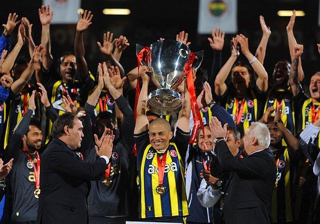 11. Fenerbahçe'de geçirdiği 8 yılda 3 Süper Lig Şampiyonluğu, 1 Türkiye Kupası, 2 Süper Kupa sevinci yaşadı, 2 kez de gol kralı oldu.