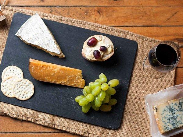 29. Lezzetli bir kombinasyon oluşturan peynir ve şaraplar hakkında bilgi sahibi olmak.