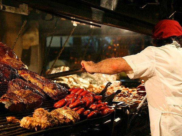 36. Güney Amerika tarzında hazırlanmış ızgara biftek yemek.