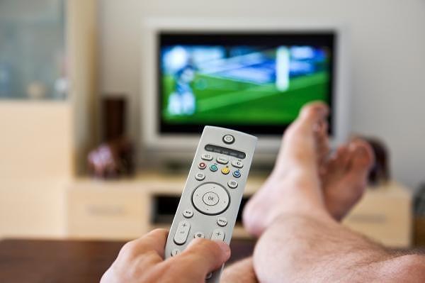 5. Televizyon izleme eylemi izleyeceğiniz hiçbir şey olmadığını bilseniz bile size aşırı lüks gelir.