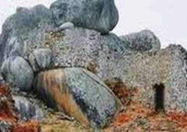 7-) Zimbabwe Megalitleri (Anıt Taşları)