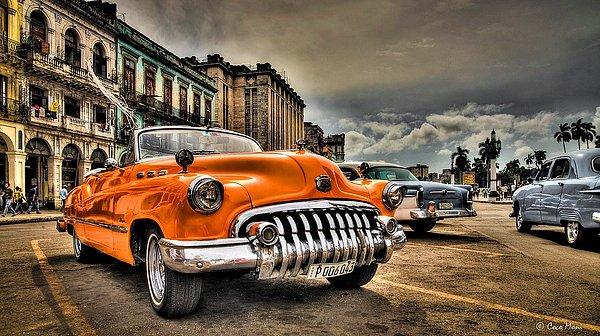 Havana sokaklarındaki nostaljik arabalar...