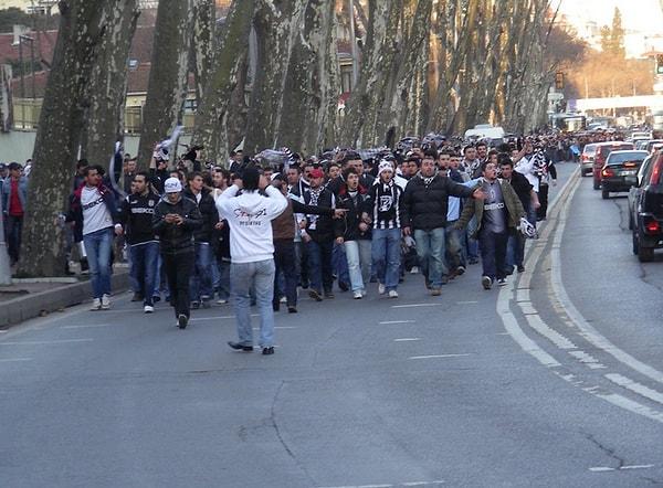 1. Beşiktaş meydanda toplanarak Ağaçlı Yol’dan marşlar eşliğinde Vodafone Arena’ya yürümek.