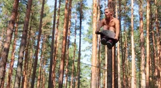 İp Üstünde Striptiz Yapan Adam