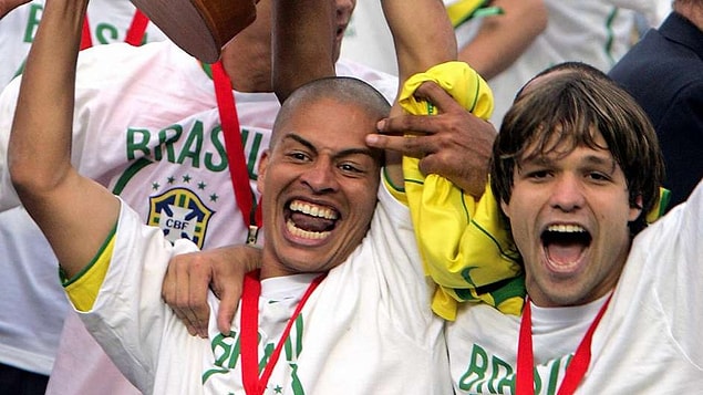 1. Fenerbahçe'ye transfer olmadan önce, 2004 yılında Arjantin'i yenerek Copa America'yı kazanan Milli Takım'ın kaptanıydı.