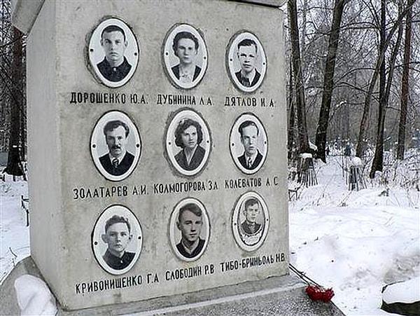 31-) Dyatlov Geçidine Dağcılar Anısına Dikilen Anıt Mezar Taşı