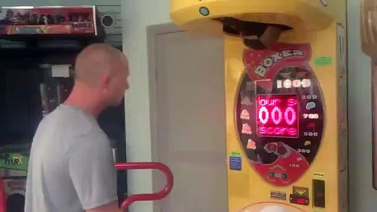 1 Yumrukla Boks Makinesini Nakavt Eden Adam