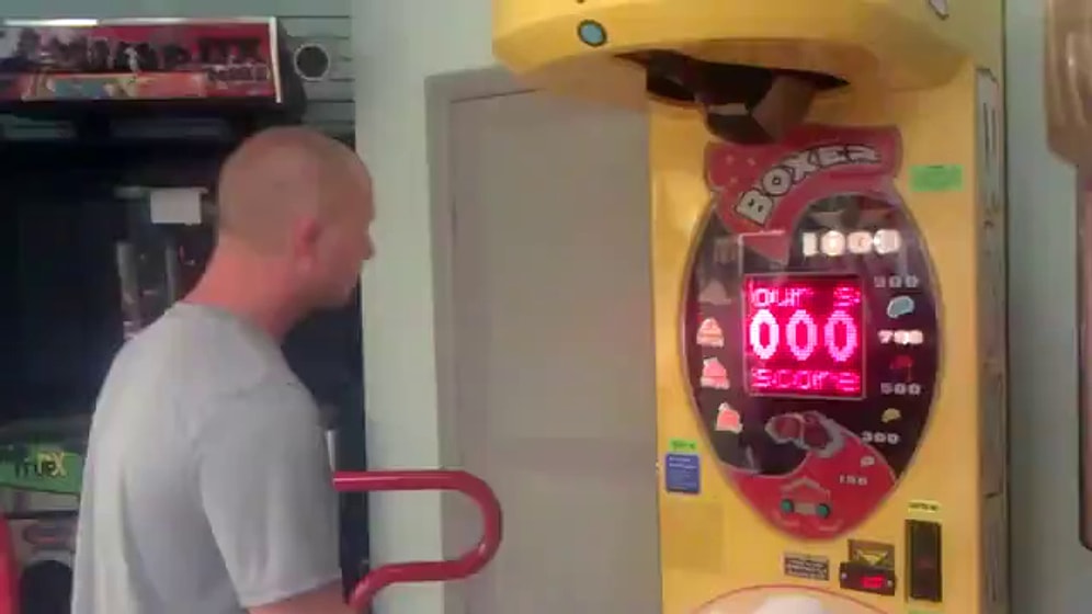 1 Yumrukla Boks Makinesini Nakavt Eden Adam