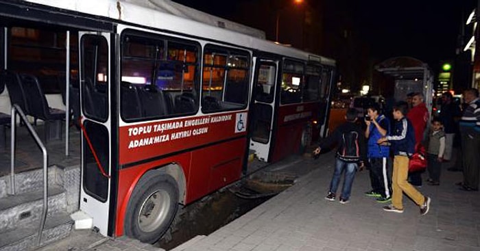 Yol Çöktü, Otobüs Çukura Düştü