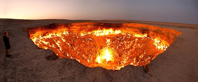 Karakum Çöl'ünün tam ortasındaki bu krater tam 30 metre derinliğinde.