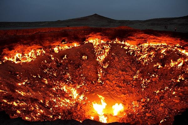 2. Ahal Bölgesindeki bu krater bir doğal gaz rezervi üzerinde aktif halde.
