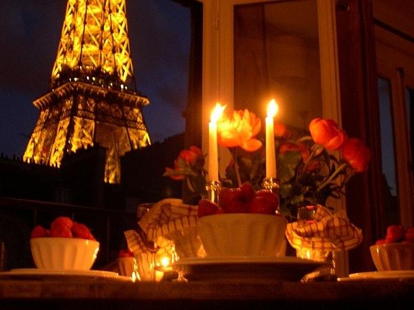 Paris'te romantik bir akşam yemeği hediye et!