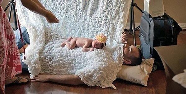 8. Babasının göğsünde uyuyan bebek ve o habersizken yapılan fotoğraf çekimi.