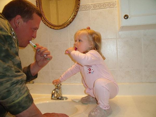 25. Kızına diş fırçalama alışkanlığı kazandırmak isteyen baba.