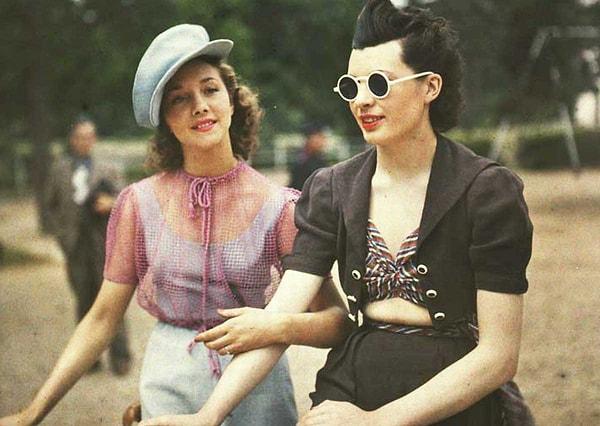 7. Dönemin ender renkli fotoğraflarından, Parisli iki kadın, 1930