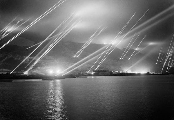 12. Projektörler geceyi aydınlatmış, Cebelitarık, 1942